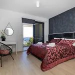Delux View