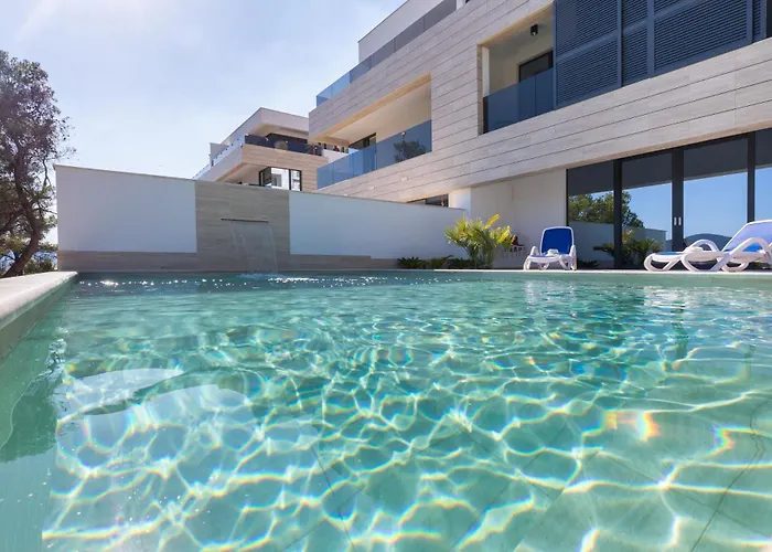 Delux View קומרנה